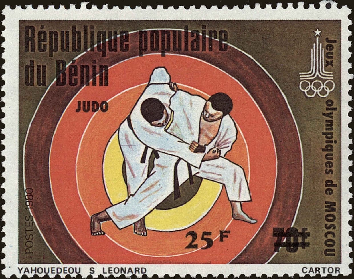 Front view of Benin 561 collectors stamp